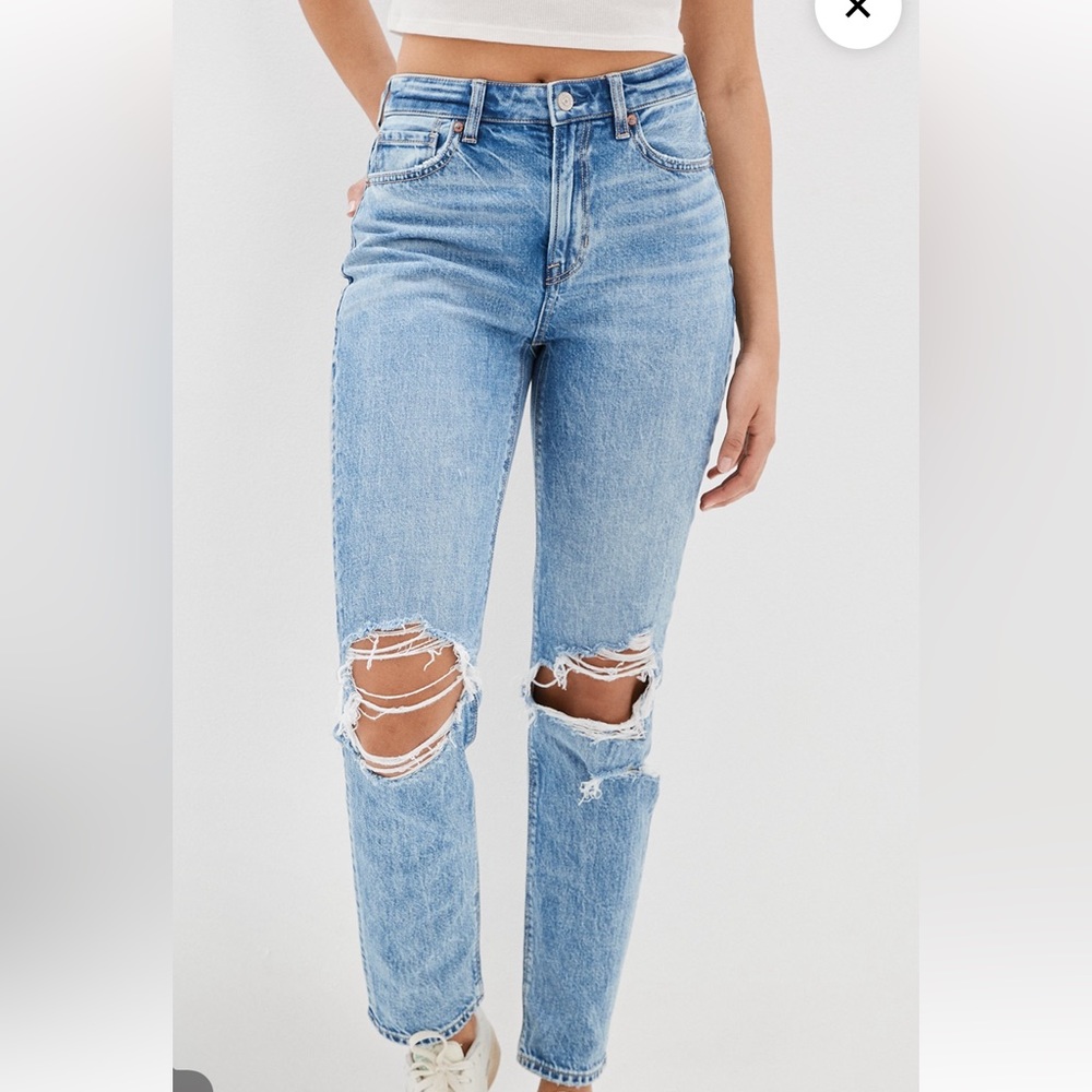 American Eagle Strigid Ripped Mom Jeans Short - Picture 3 of 5